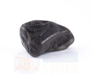 Камень для аквариума окатыш черный - базальт мокрый фото